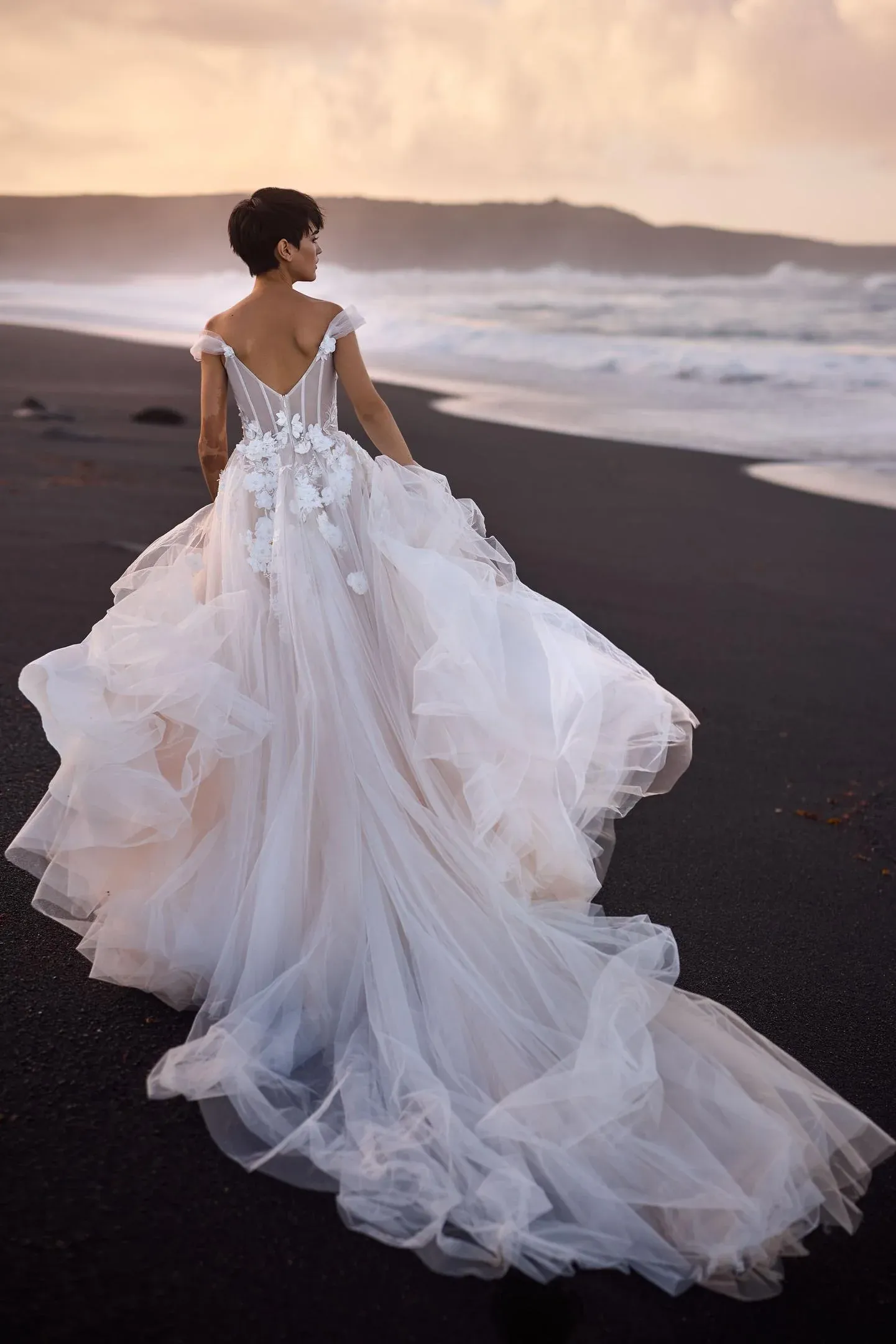 Modèle de robe de mariée dentelle et tulle vue de dos, collection Millanova chez soniab marseille