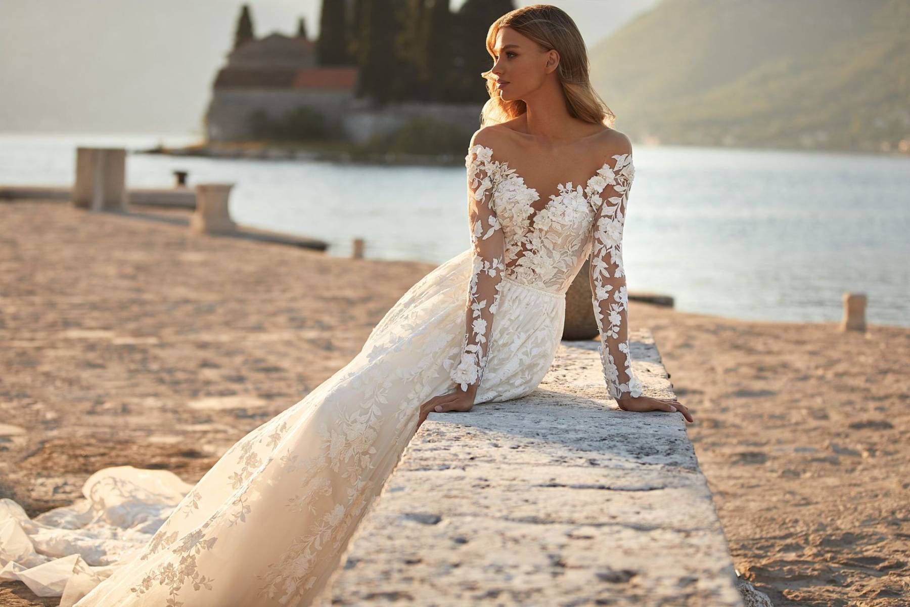 Robe de mariée  2 en 1 avec sa traine en tulle et dentelle détachable !