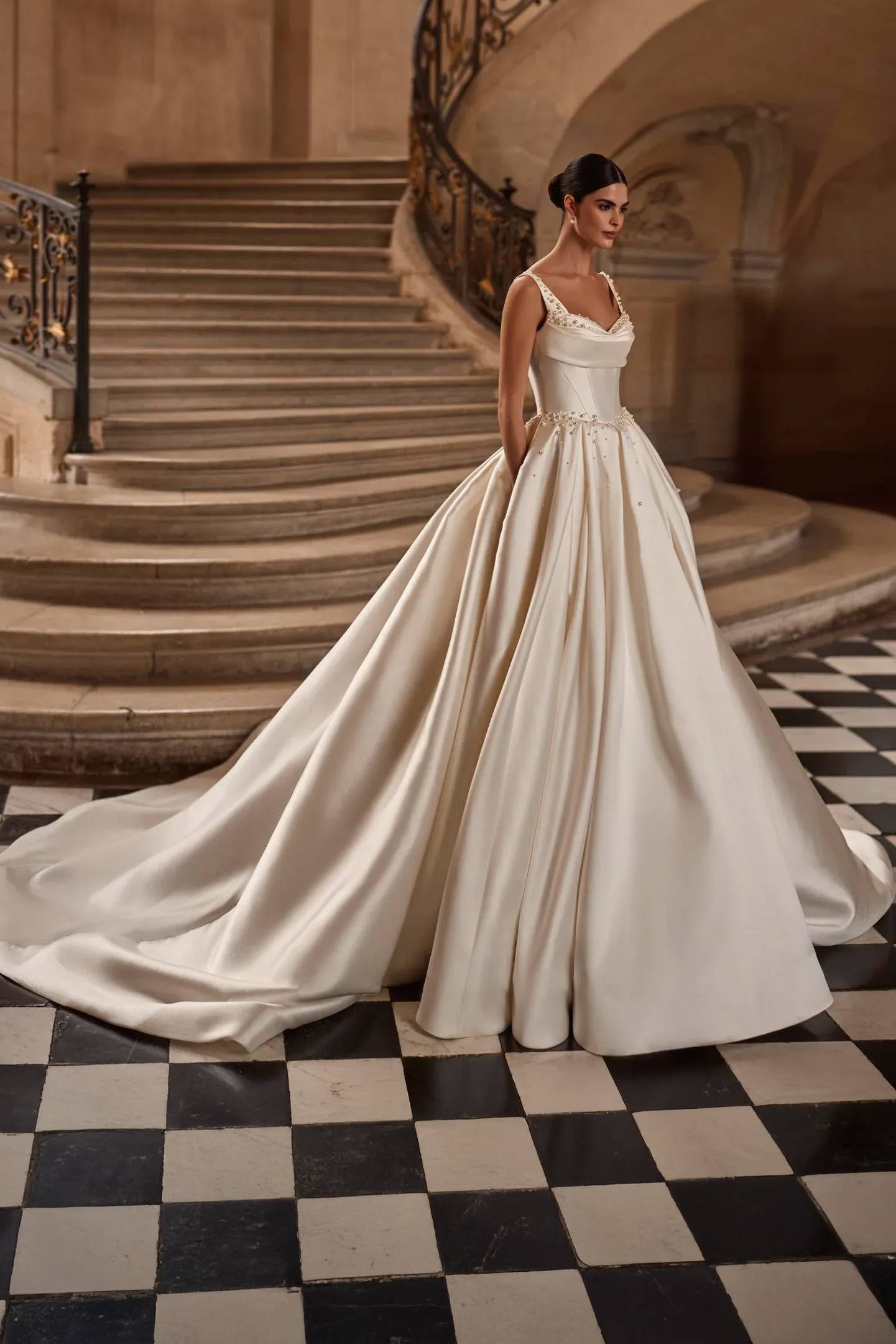 robe de mariée trapèze mikado bustier perlé créateur milla nova modème alaia marseilel