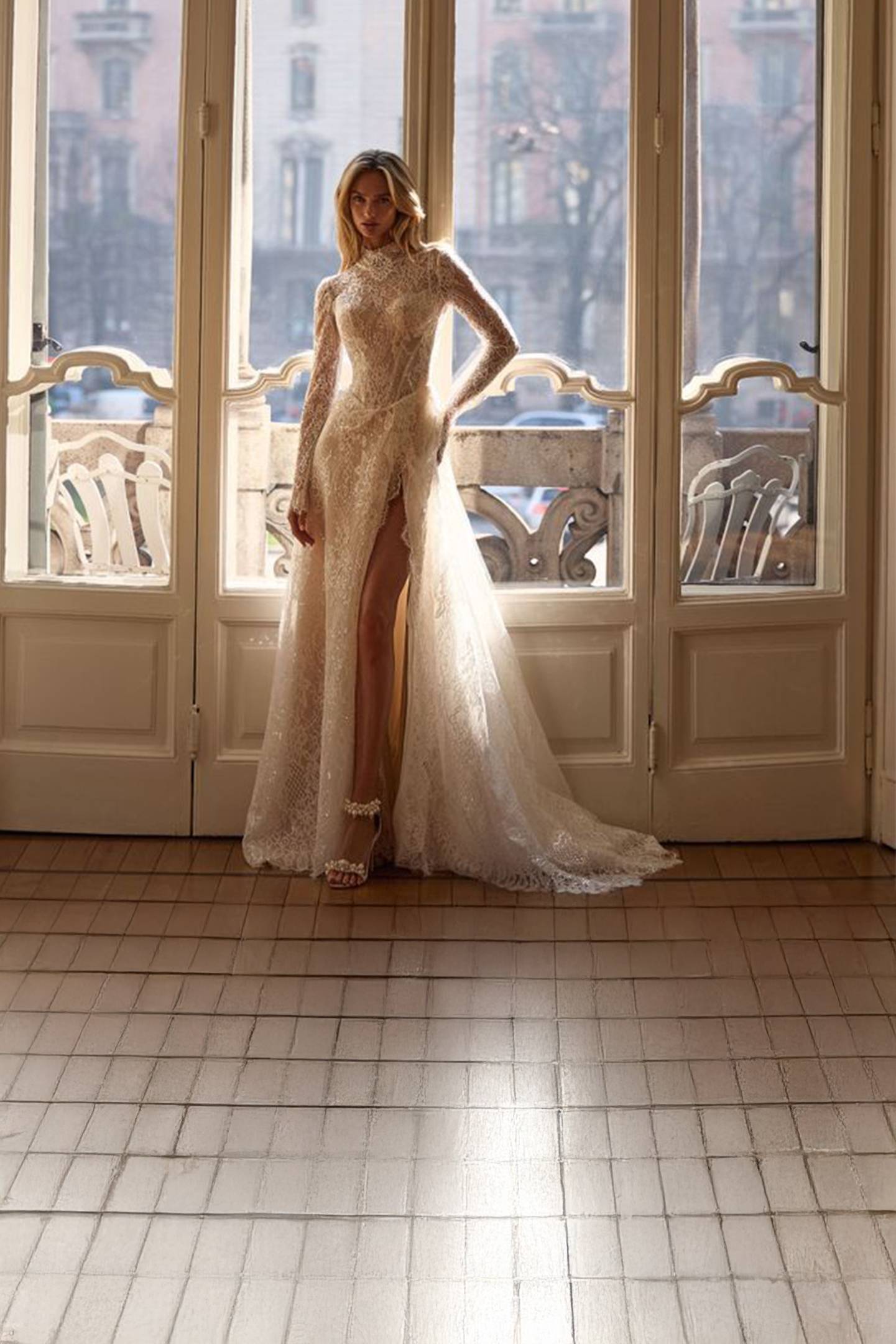 Robe de mariée Milla Nova Novalisse col montant en dentelle et fente avant chez Soniab Marseille