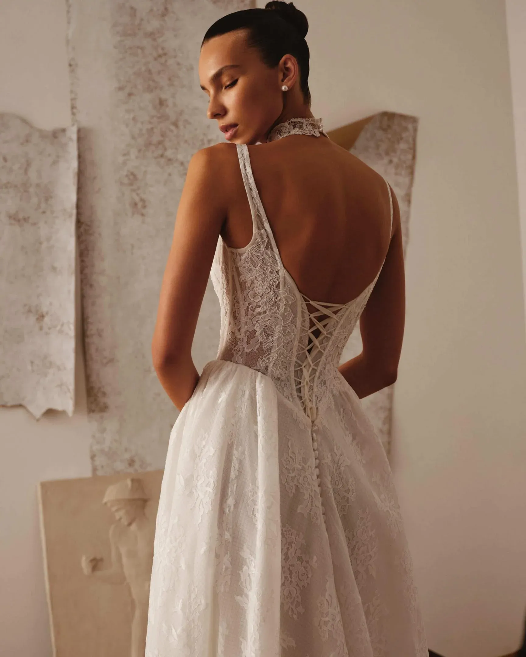 Robe de mariée trapèze en dentelle de Chantilly décolleté carré Arlisse milla nova marseille