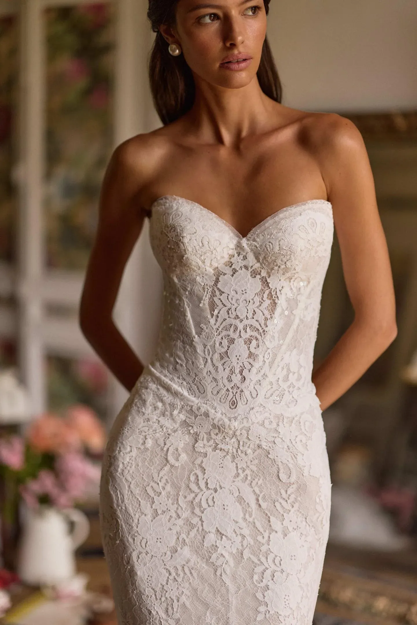 Robe de mariée sirène bustier en dentelle Chantilly délicate. Confectionnée avec de la dentelle transparente Avenara milla nova marseille