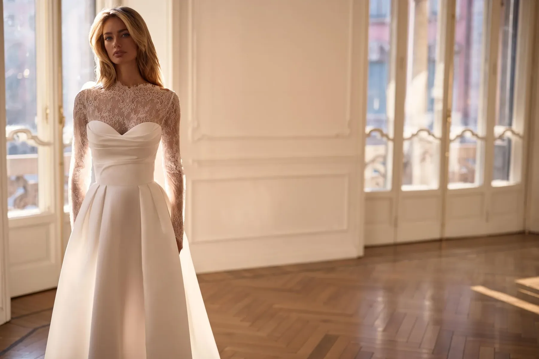 Boléro délicat à manches longues et col roulé semi-transparent, confectionné en dentelle Chantilly diorenna milla nova marseille