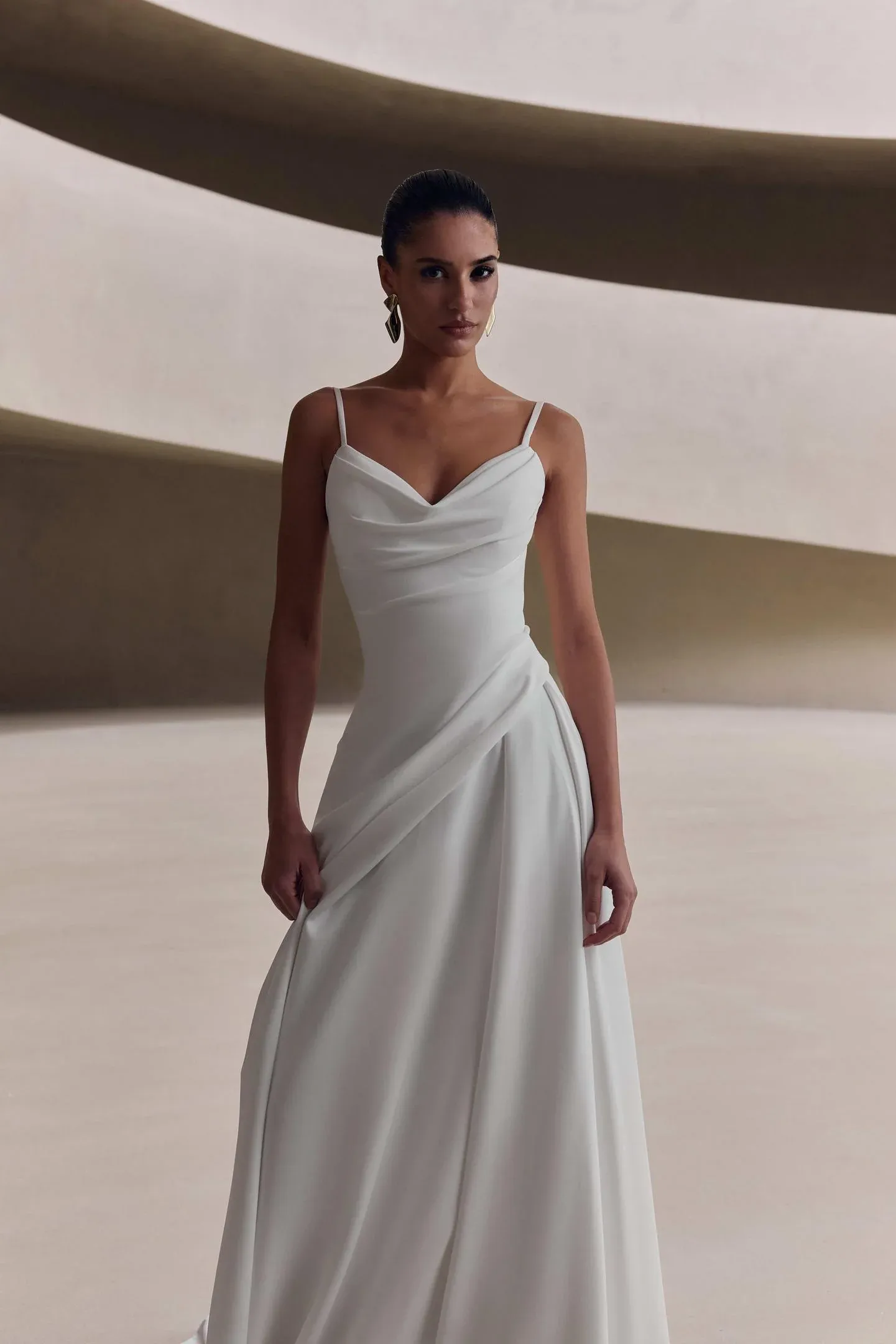 Robe de mariée trapèze drapée et à fines bretelles jupe fendue calverra milla nova marseille