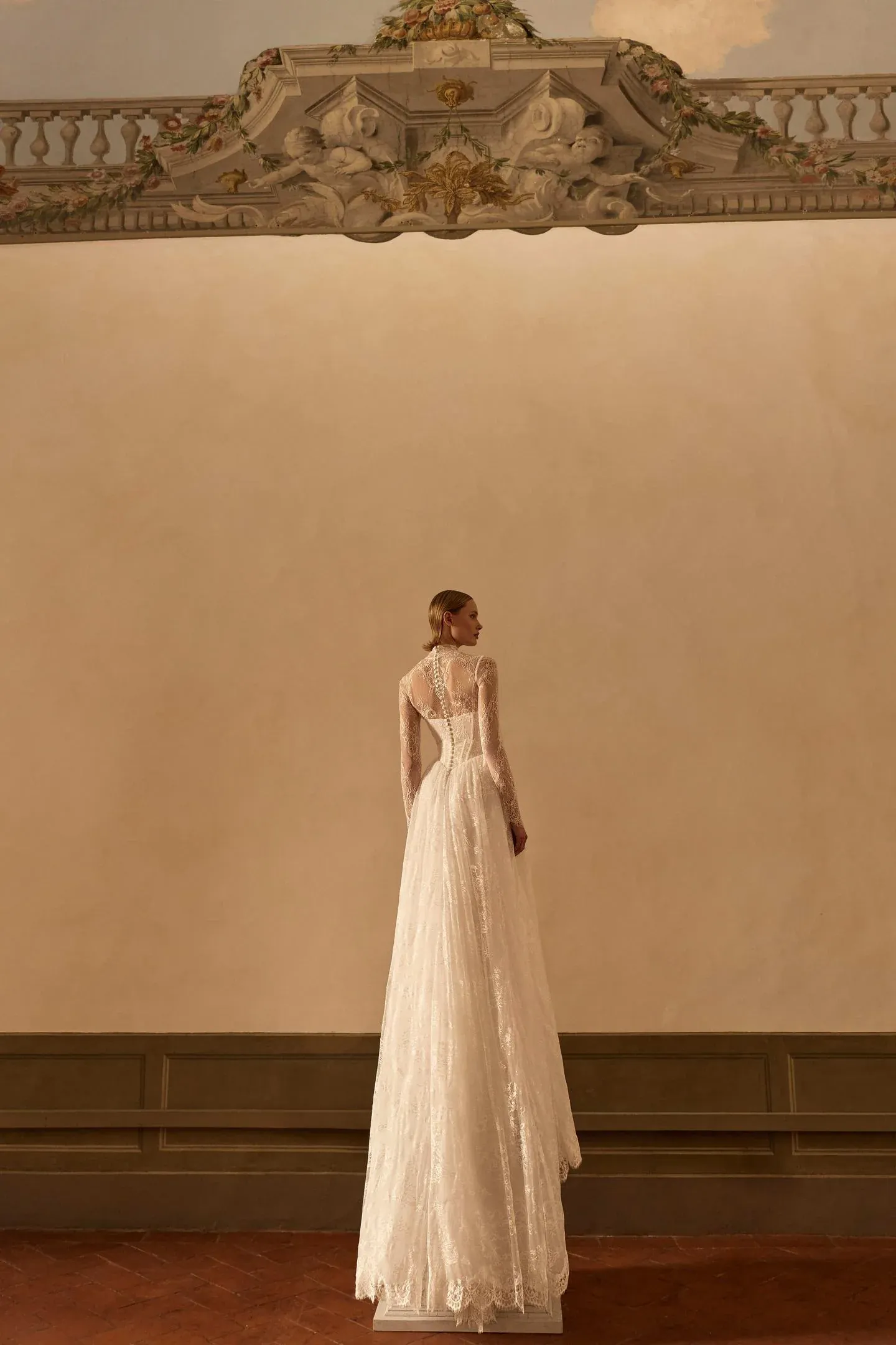 Robe sirène en dentelle col roulé longues manches transparentes Caravellia Milla nova marseille