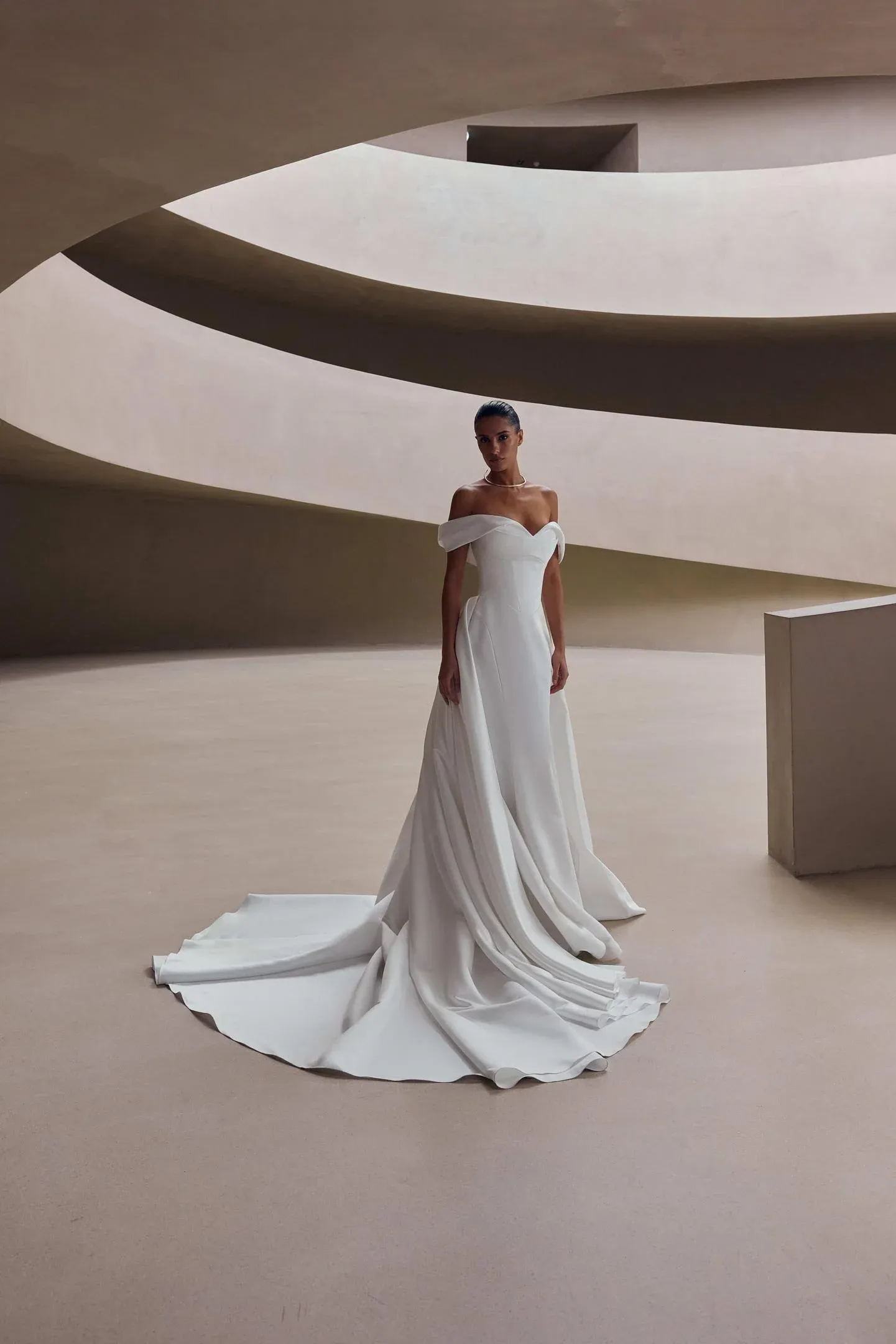 Robe sirène en satin épaules dénudées elarine milla nova marseille