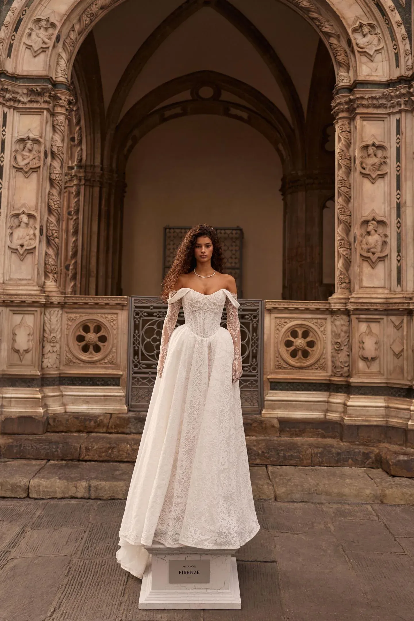 Robe de princesse en dentelle de Chantilly, corsage à bretelles, bordure perlée Elismera milla nova marseille