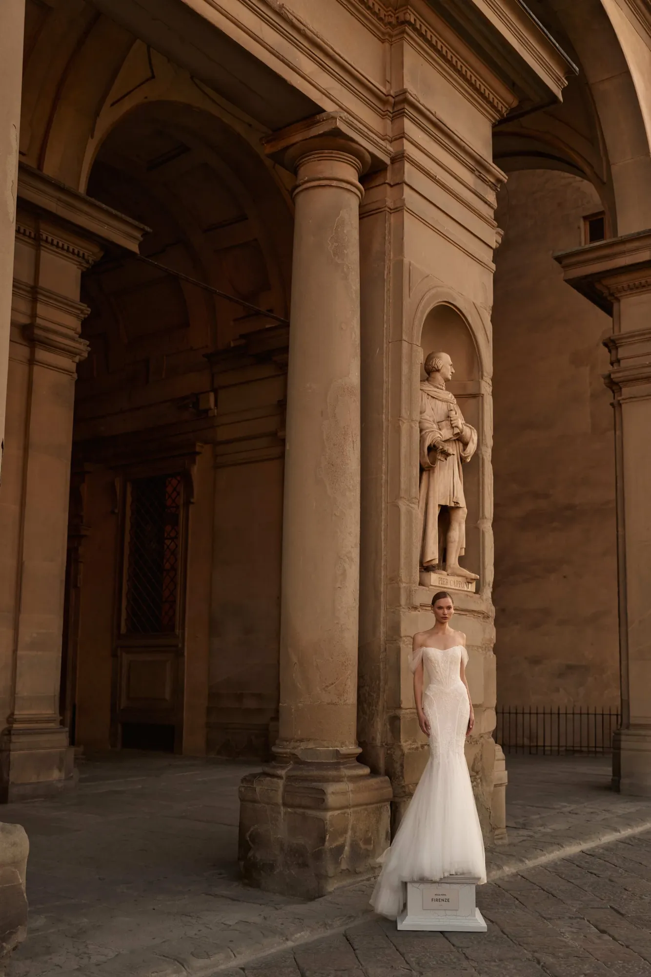 Robe sirène en dentelle Chantilly délicate, à la coupe ajustée floriselle milla nova marseille
