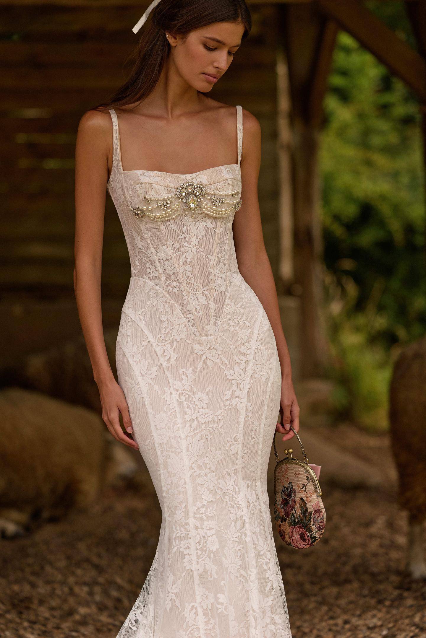 robe de mariée sirène fines bretelles spaghetti et cristaux glowline milla nova marseille