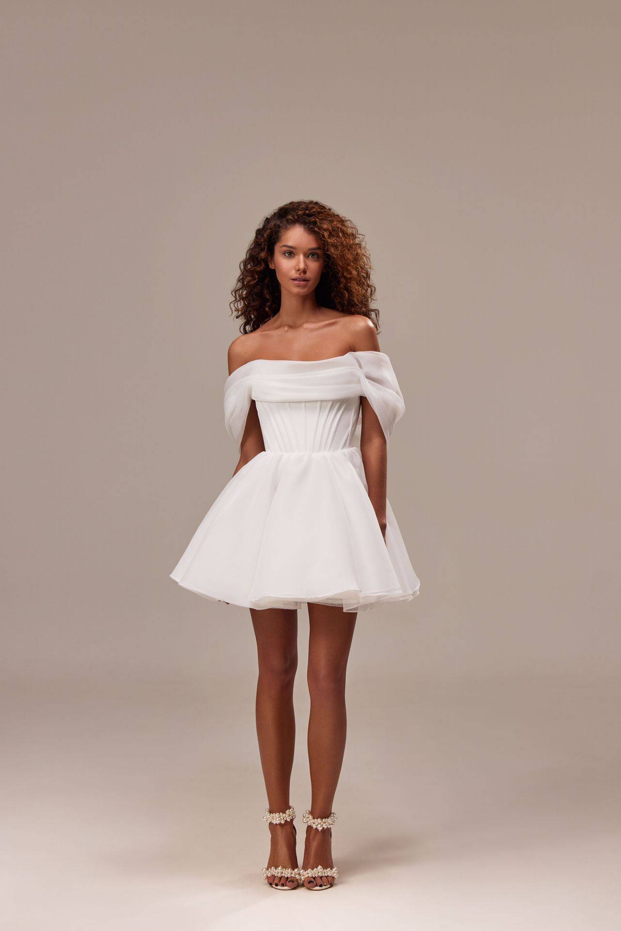 mini-robe  de mariée à épaules dénudées en organza fluide marseille