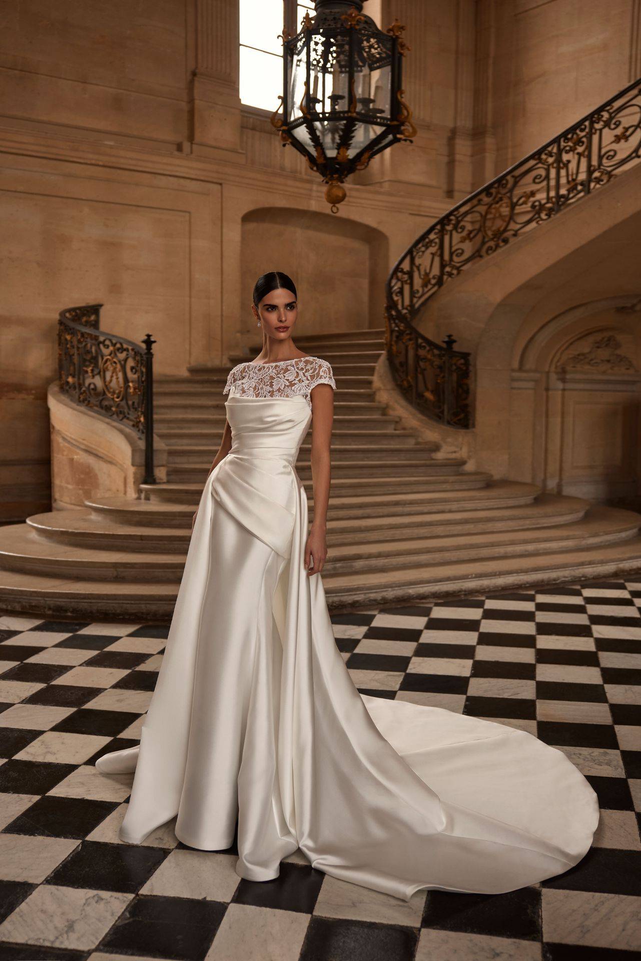 Robe de mariée trompette Mercedes Milla Nova mikado dentelle florale disponible boutique Sonia B Marseille