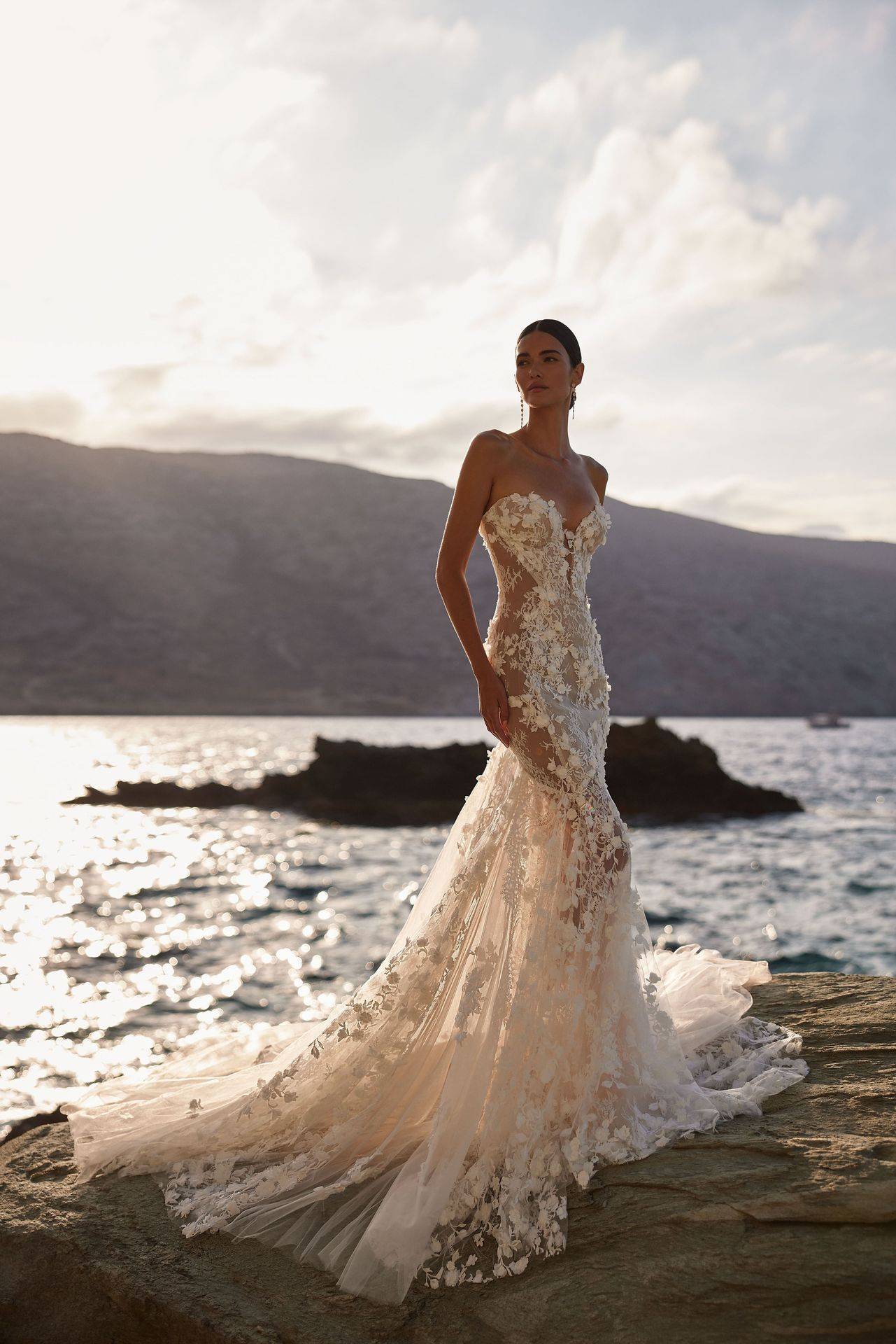 Mariage dans une robe sirène Millanova sur Marseille, tout en dentelle, prix d'Aix-en-Provence