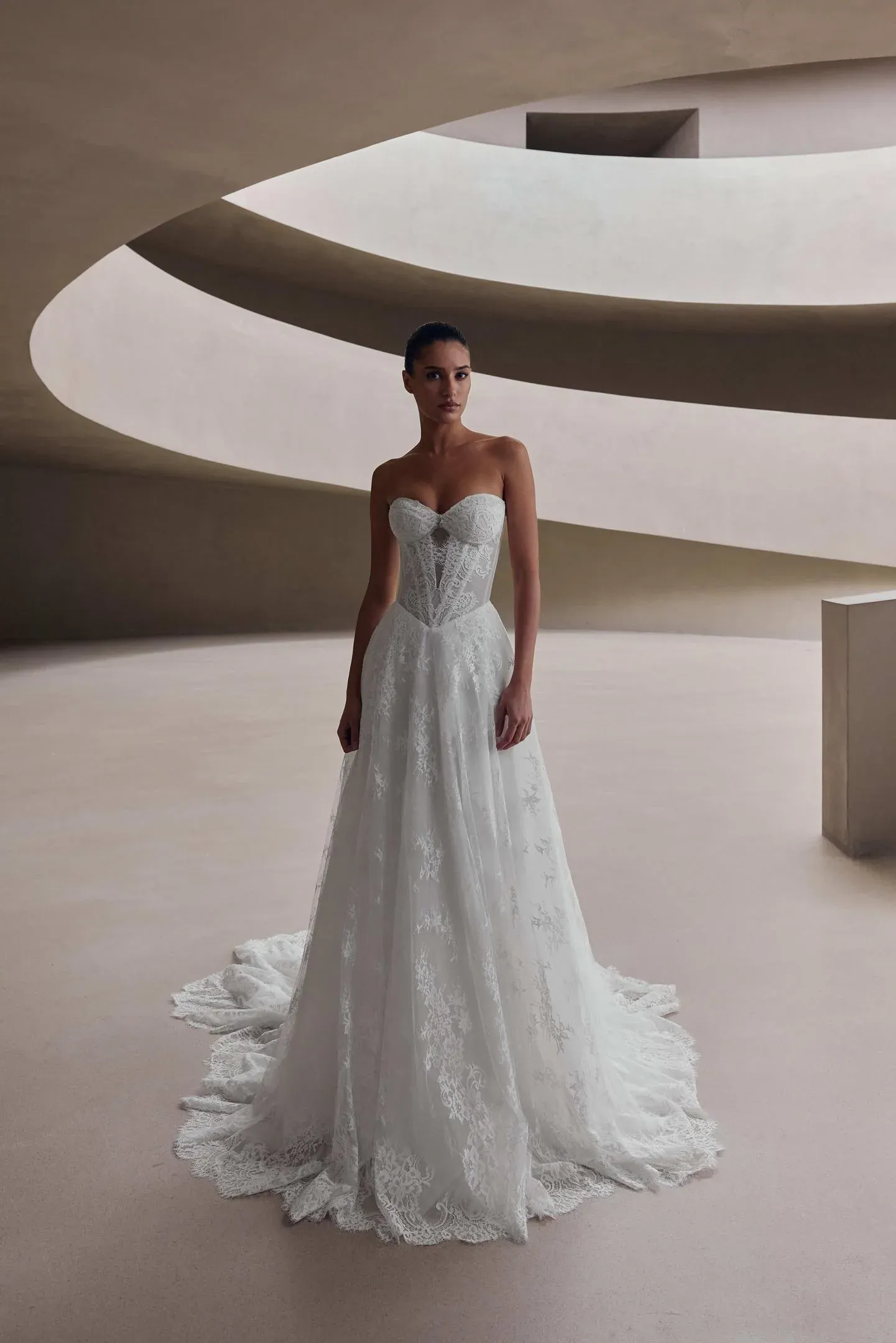 Robe de mariée trapèze sans manches, confectionnée en dentelle Chantilly  lunareth milla nova marseille