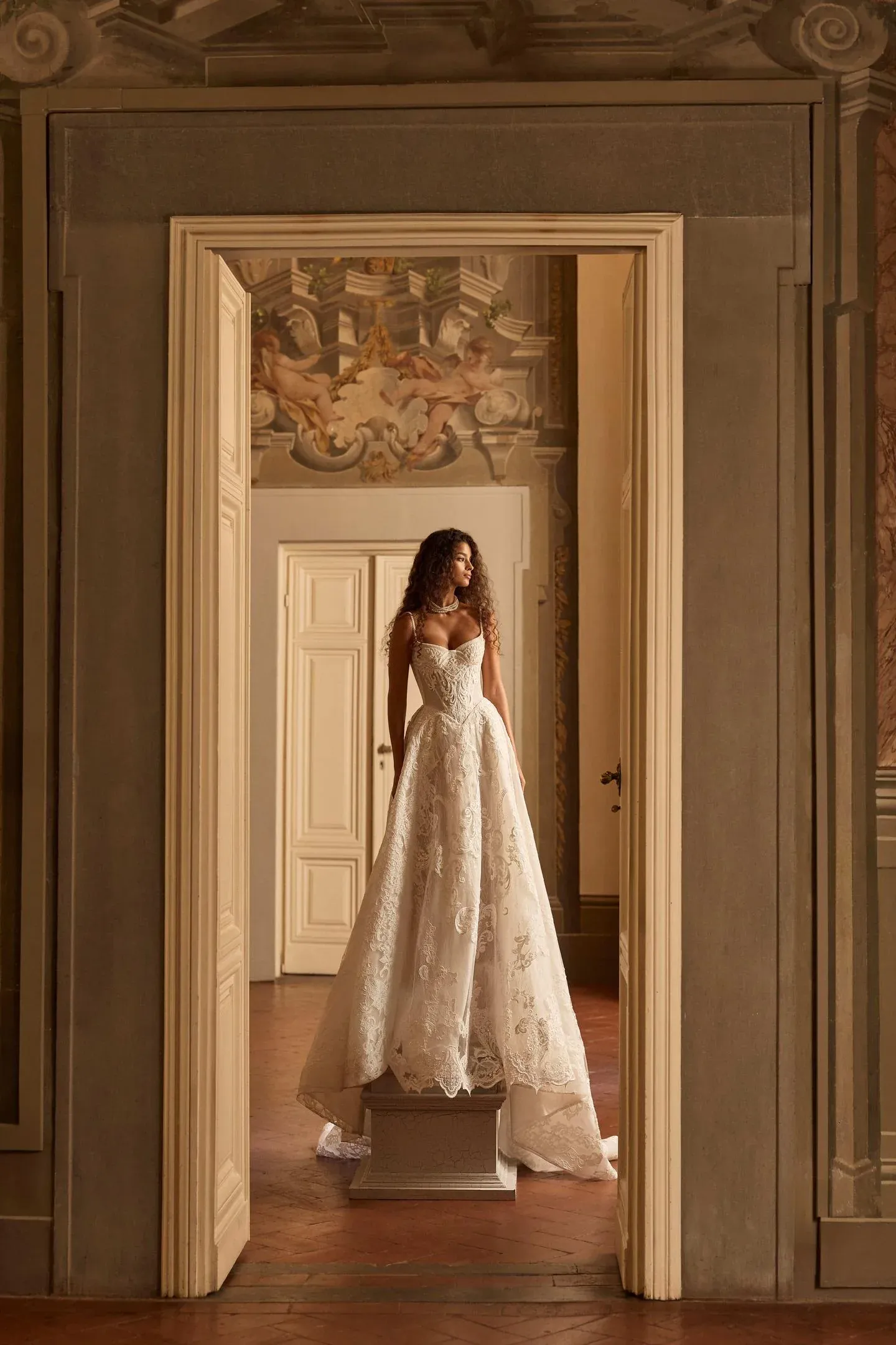 Robe en dentelle trapèze à fines bretelles, avec un corset structuré lysandra milla nova marseille