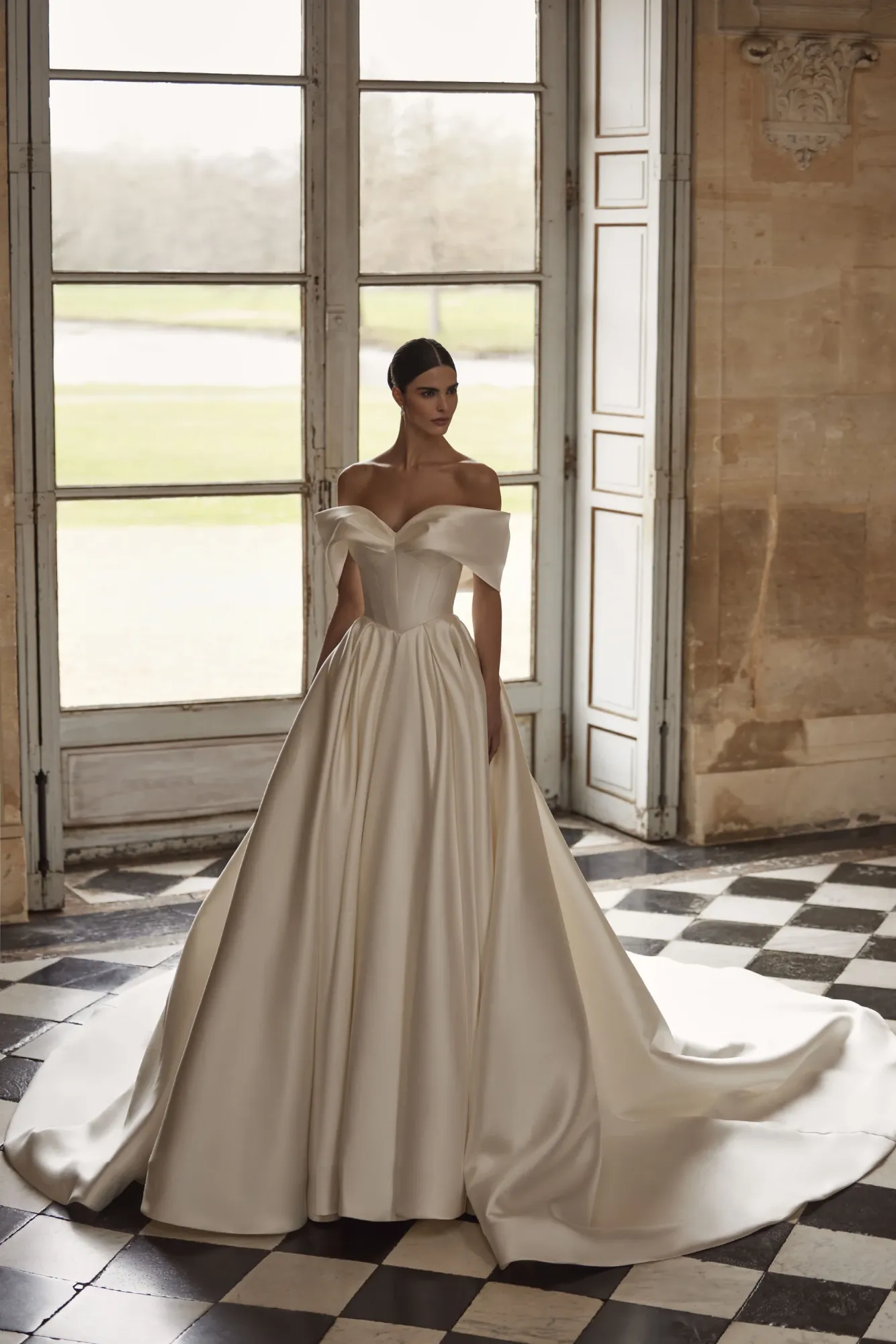 Robe en mikado inspirée de Cendrillon, à la coupe princesse mirabella milla nova marseille