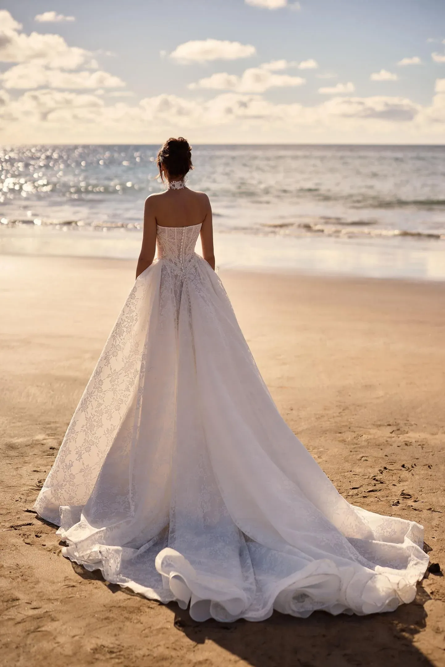 Robe de mariée coupe princesse en dentelle Chantilly délicate monica milla nova marseille
