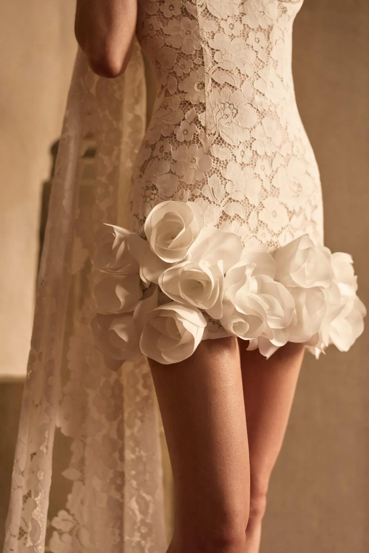 Robe de mariée courte à fines bretelles, confectionnée en dentelle délicate Nellun milla nova marseille