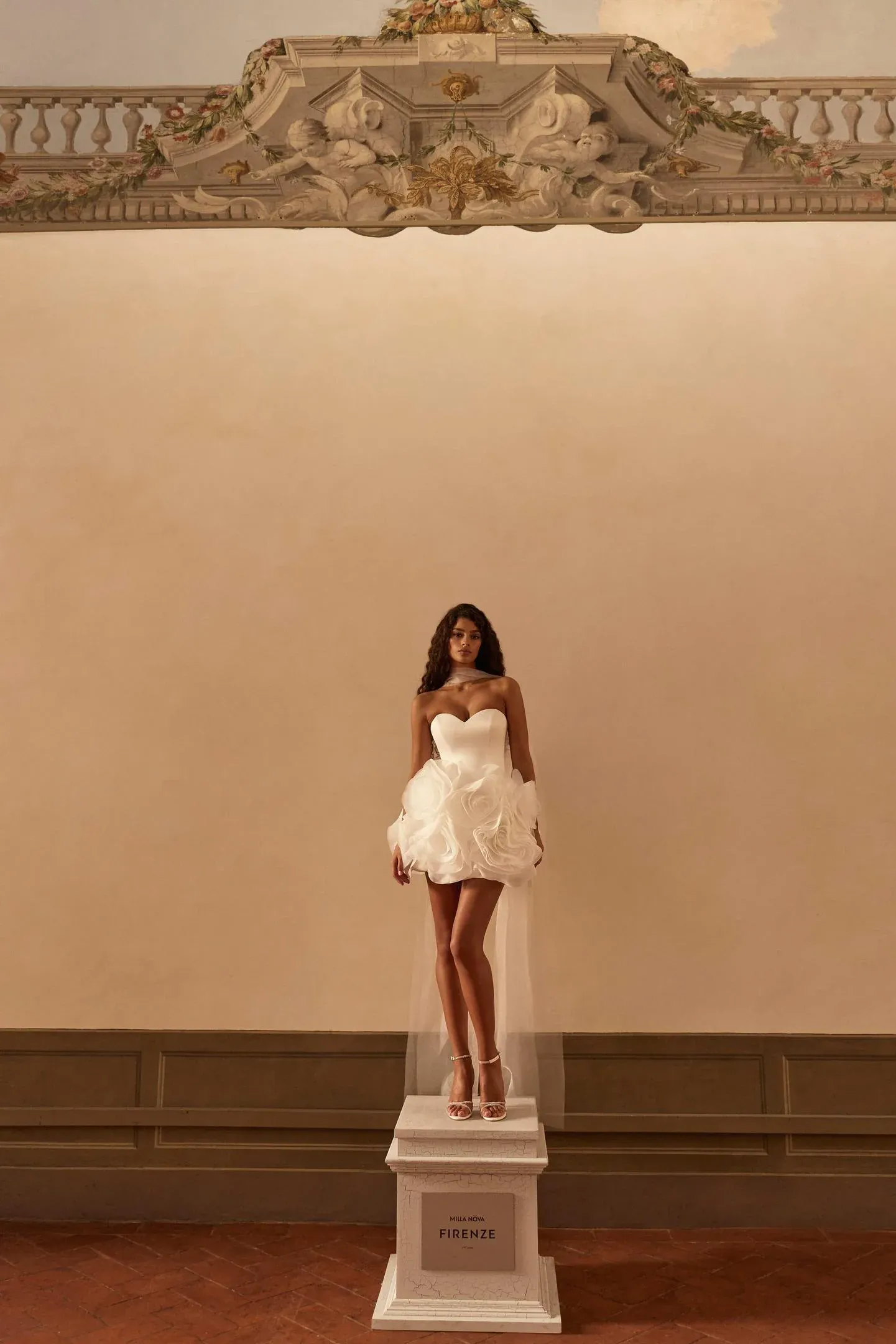 Robe de mariée courte avec un corset sculptant en satin et une jupe volumineuse roses en organza 3D olivara milla nova marseille