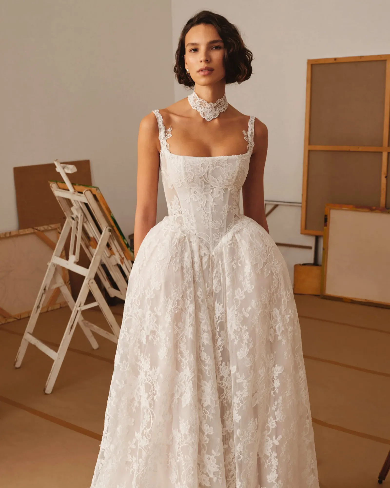 Robe de princesse à fines bretelles, confectionnée en dentelle Chantilly délicate, avec un corsage qui souligne la taille poesia milla nova marseille