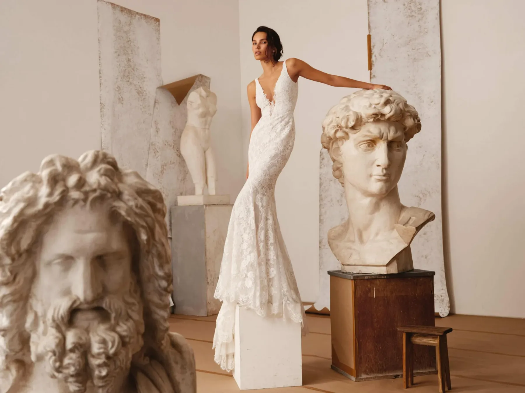 Robe de mariée sirène dentelle décolleté en V taline milla nova marseille