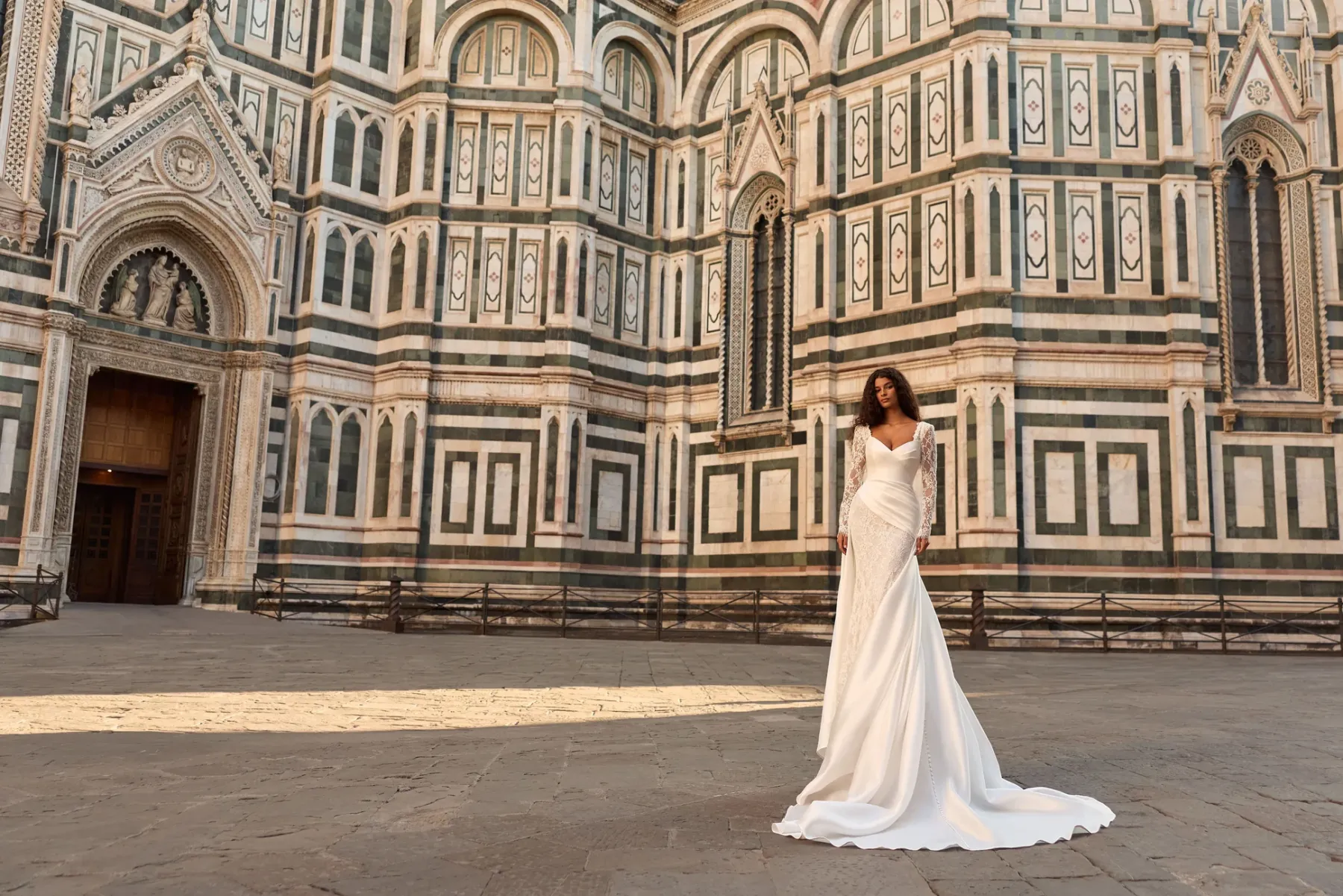 Robe de mariée sirène en dentelle de Chantilly corset transparents trinelle milla nova marseille