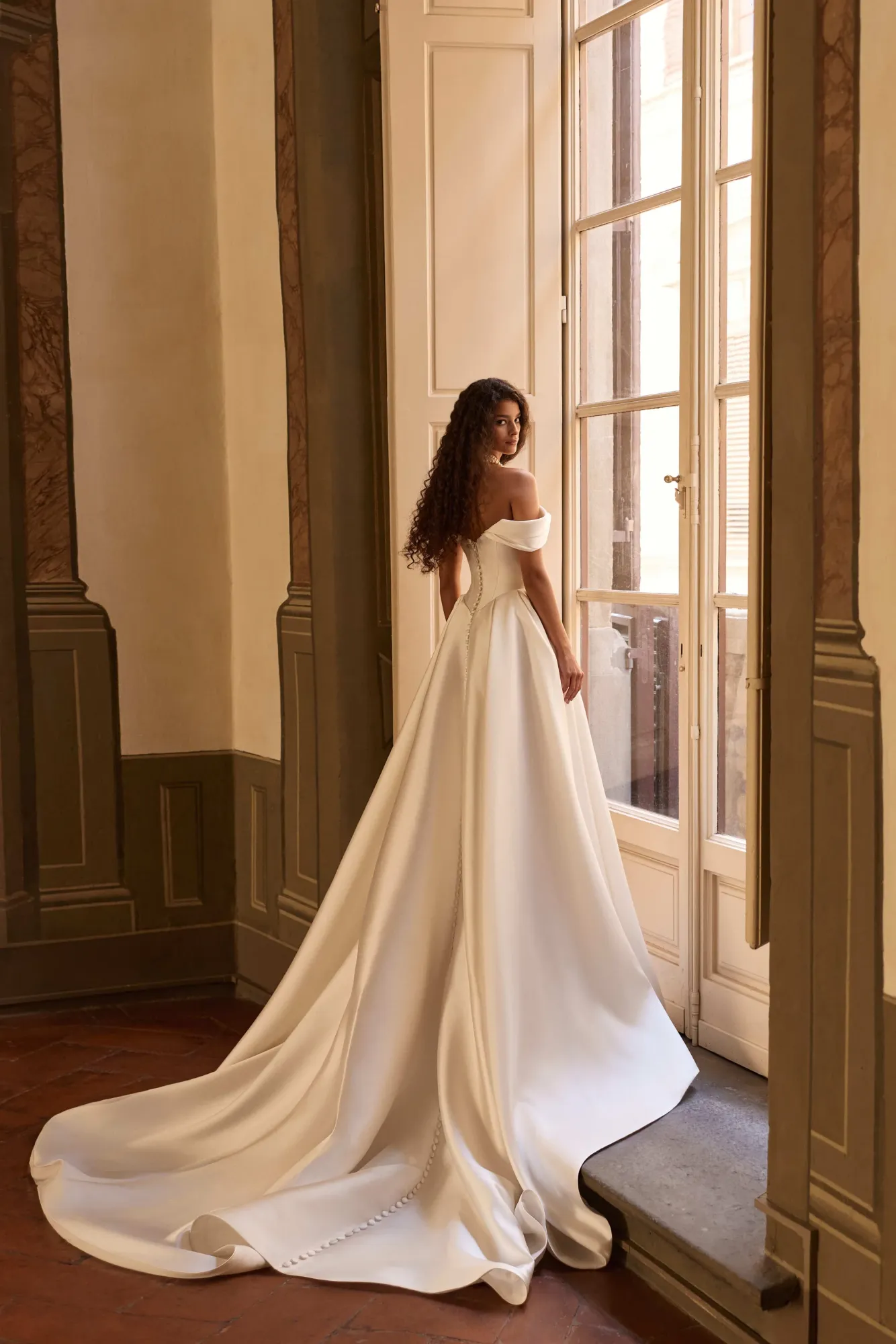 Robe trapèze en mikado, corset structuré, longue jupe à traîne yanina milla nova marseille