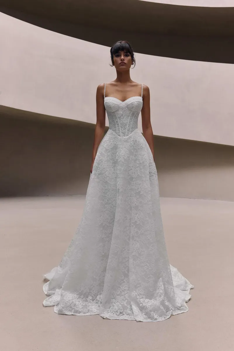 Robe de mariée trapèze à fines bretelles en dentelle Milla Nova Tavira Marseille