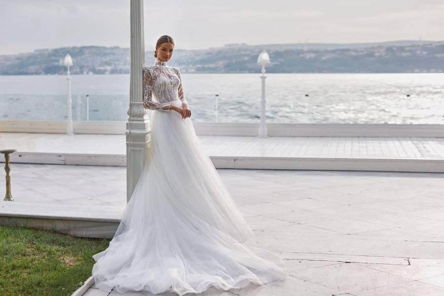 Sublimez votre mariage avec cette robe de mariée  avec un col officier élégant Milla Nova proche d'Aix-en-Provence 