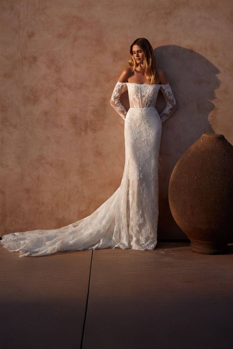 robe mariée Clemence Milla Nova sirène dentelle Chantilly manches longues épaules dénudées corset droit Marseille 