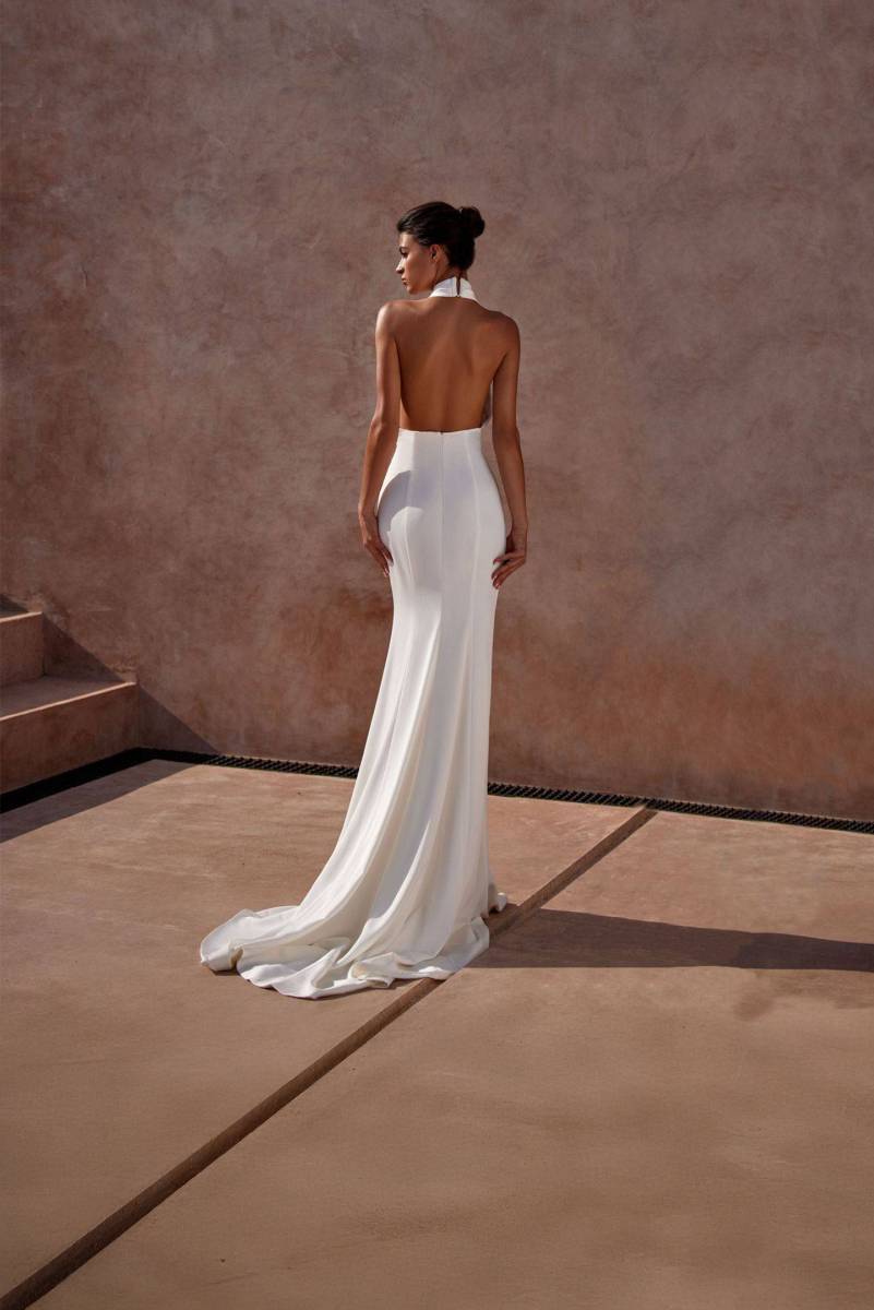 robe de mariée droite  simple fourreau  sur Marseille pour un mariage dans le Var 