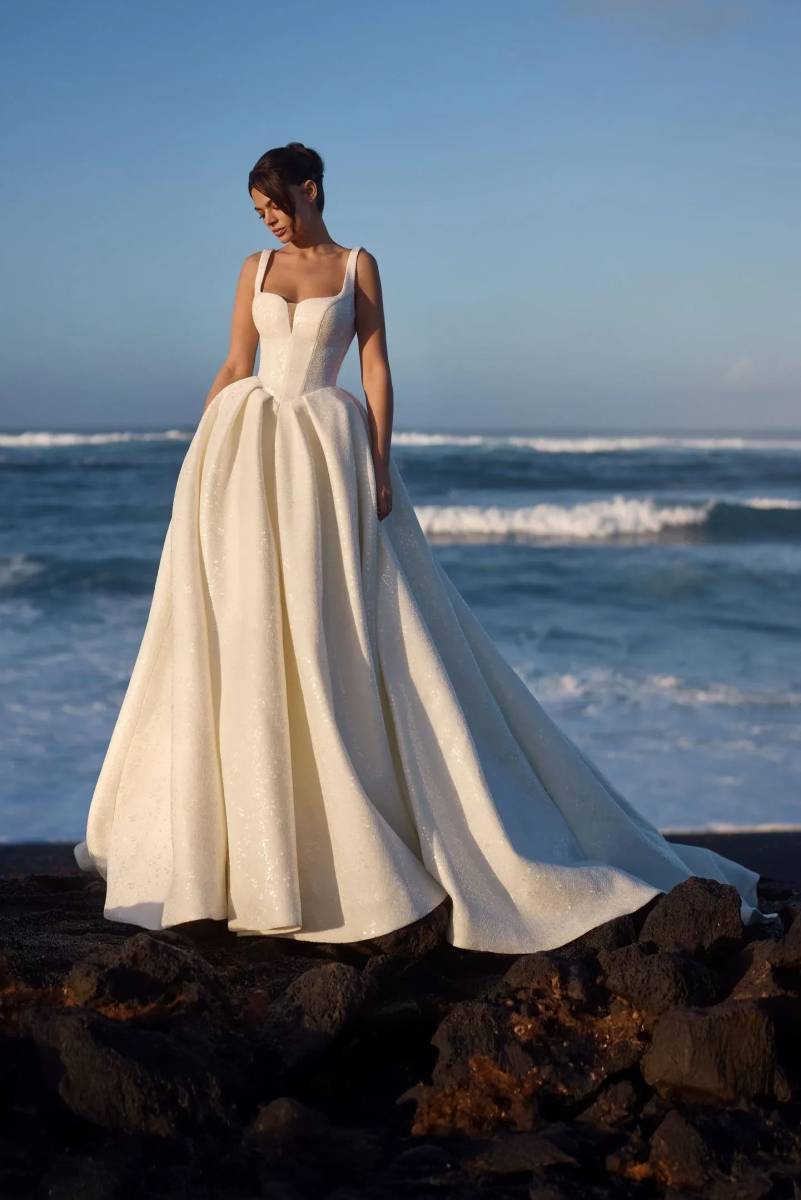 robe de mariée à paillettes décolleté en V larges bretelles modèle hilana milla nova marseille