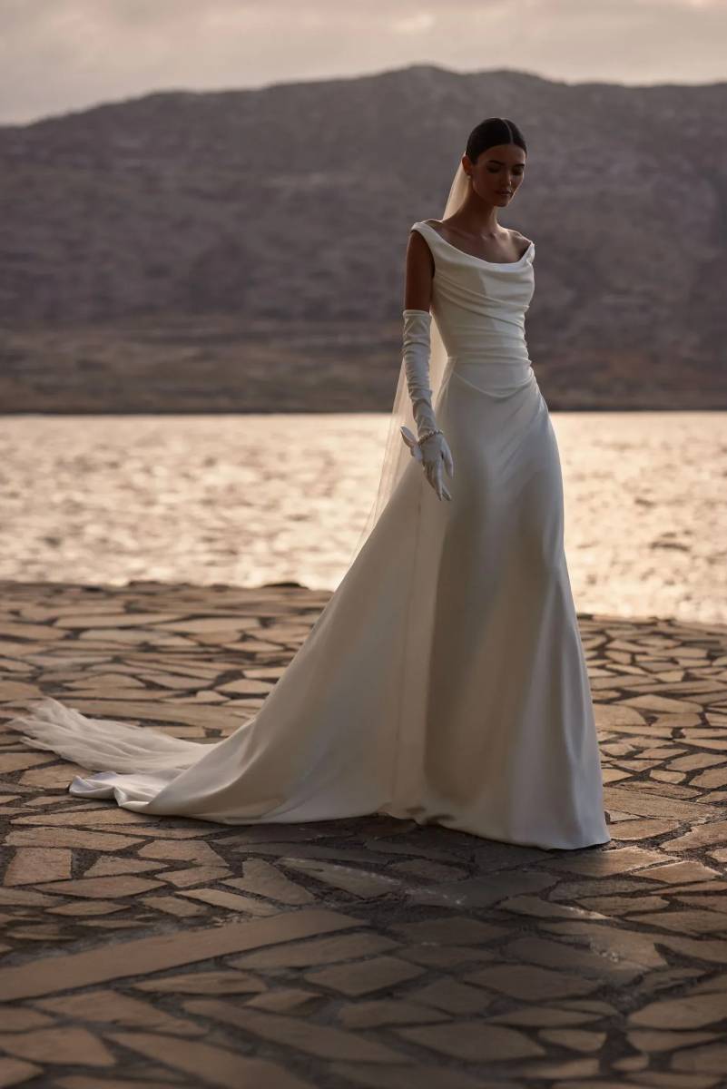 robe de mariée sans manches longue traîne ilenia milla nova marseille