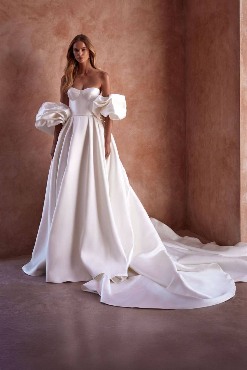 La robe de mariée princesse offre un look majestueux, avec une jupe volumineuse et un corsage 