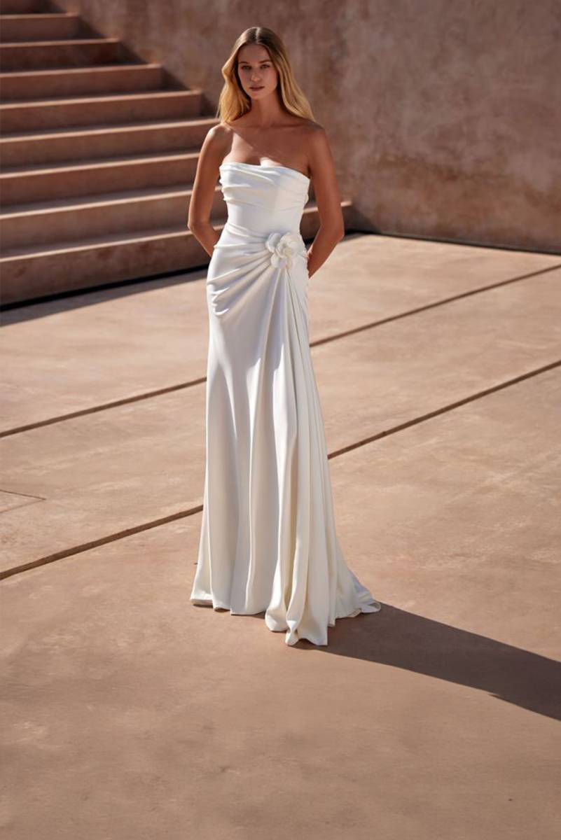 Robe de mariée Lewis Milla Nova satin droit détail fleur taille essayage SoniaB Marseille