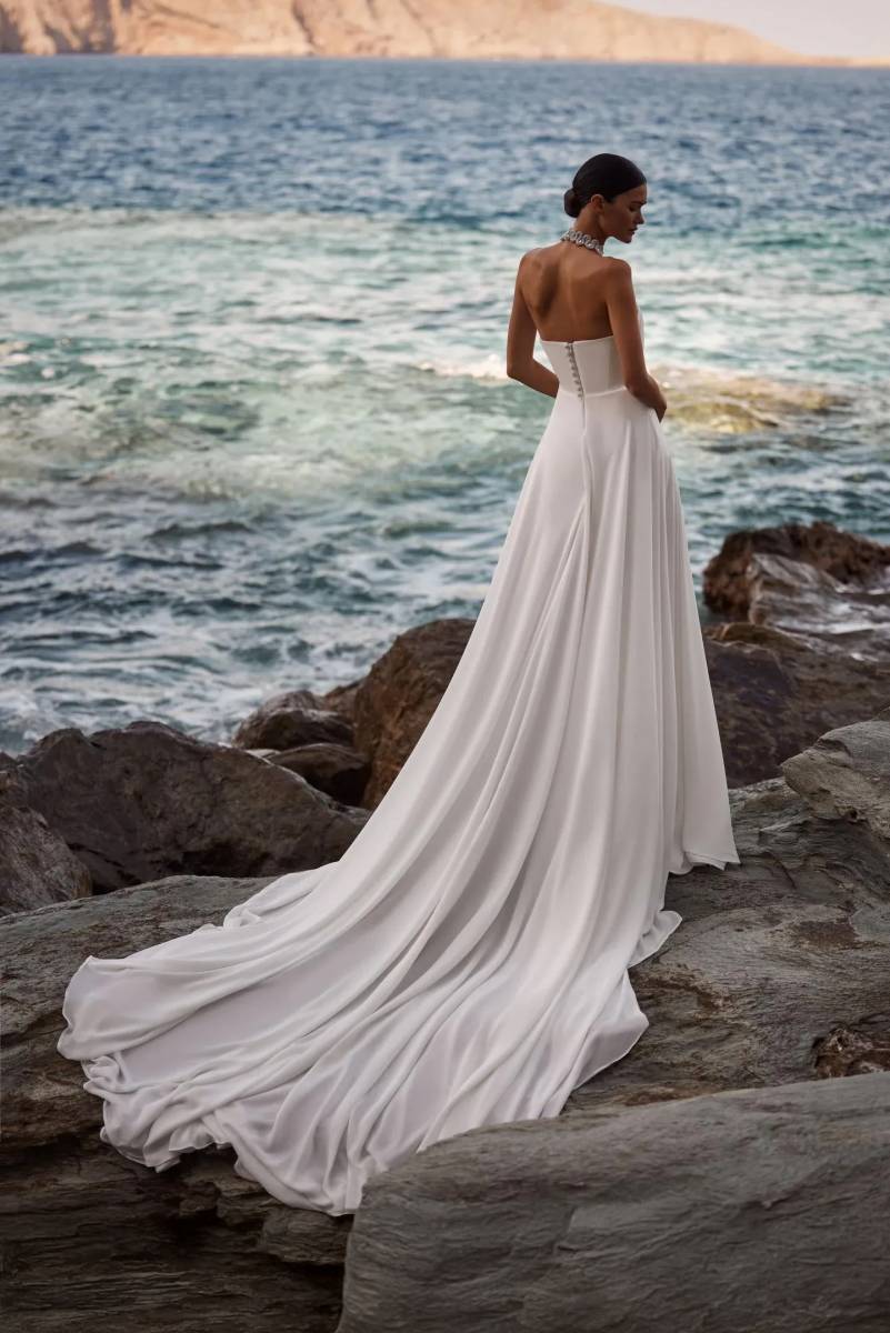 robe de mariée trapèze en mousseline décolleté collier lunaria milla nova sans manches détails collier et fente lunaria milla nova 