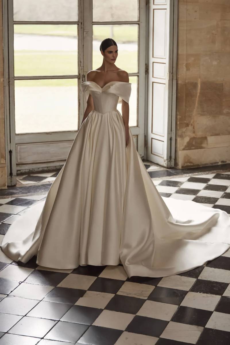robe de mariée princesse volumineuse sans manches mirabella milla nova 
