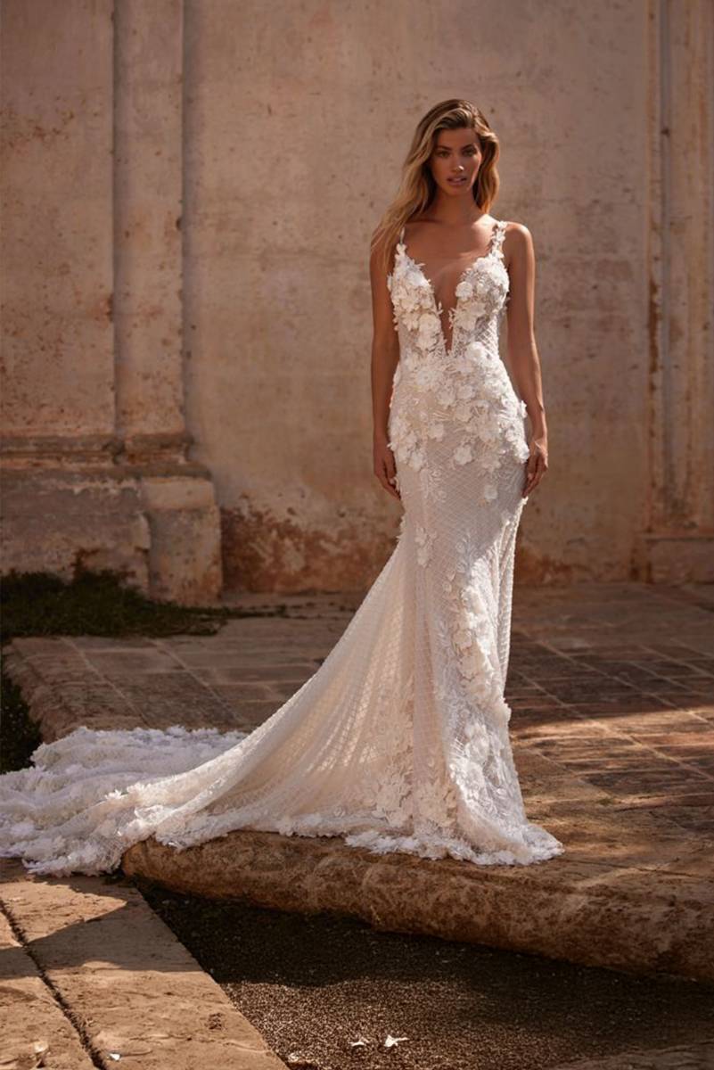 robe mariée Odette Milla Nova sirène dentelle nude fleurs 3D motifs géométriques perlés traîne cathédrale dos illusion Marseille 