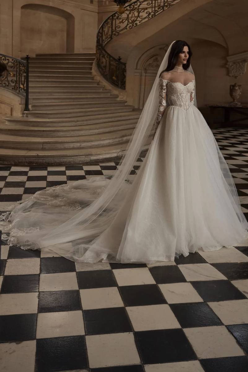 robe de mariée princesse bustier coeur longue traîne modèle perpetua milla nova