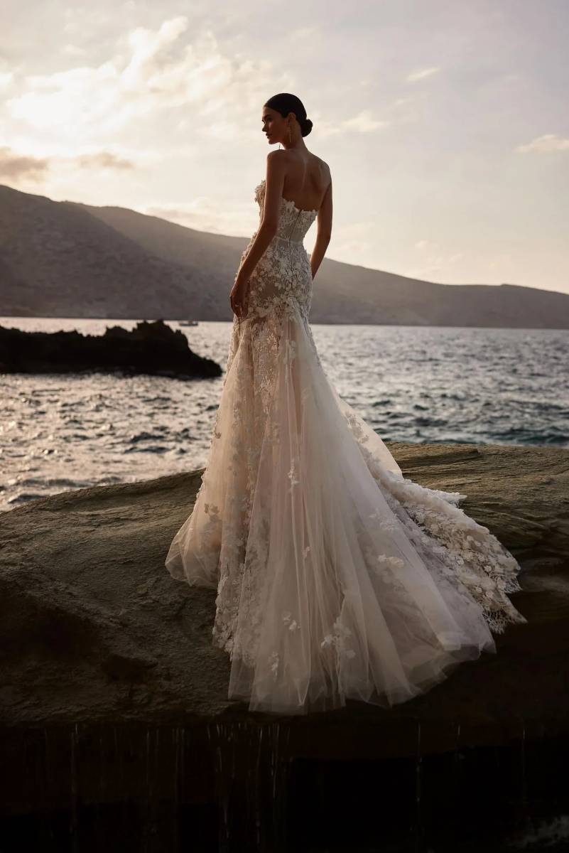 robe de mariée sirène bustier décolleté coeur dentelle et perles rosetta mille nova marseille