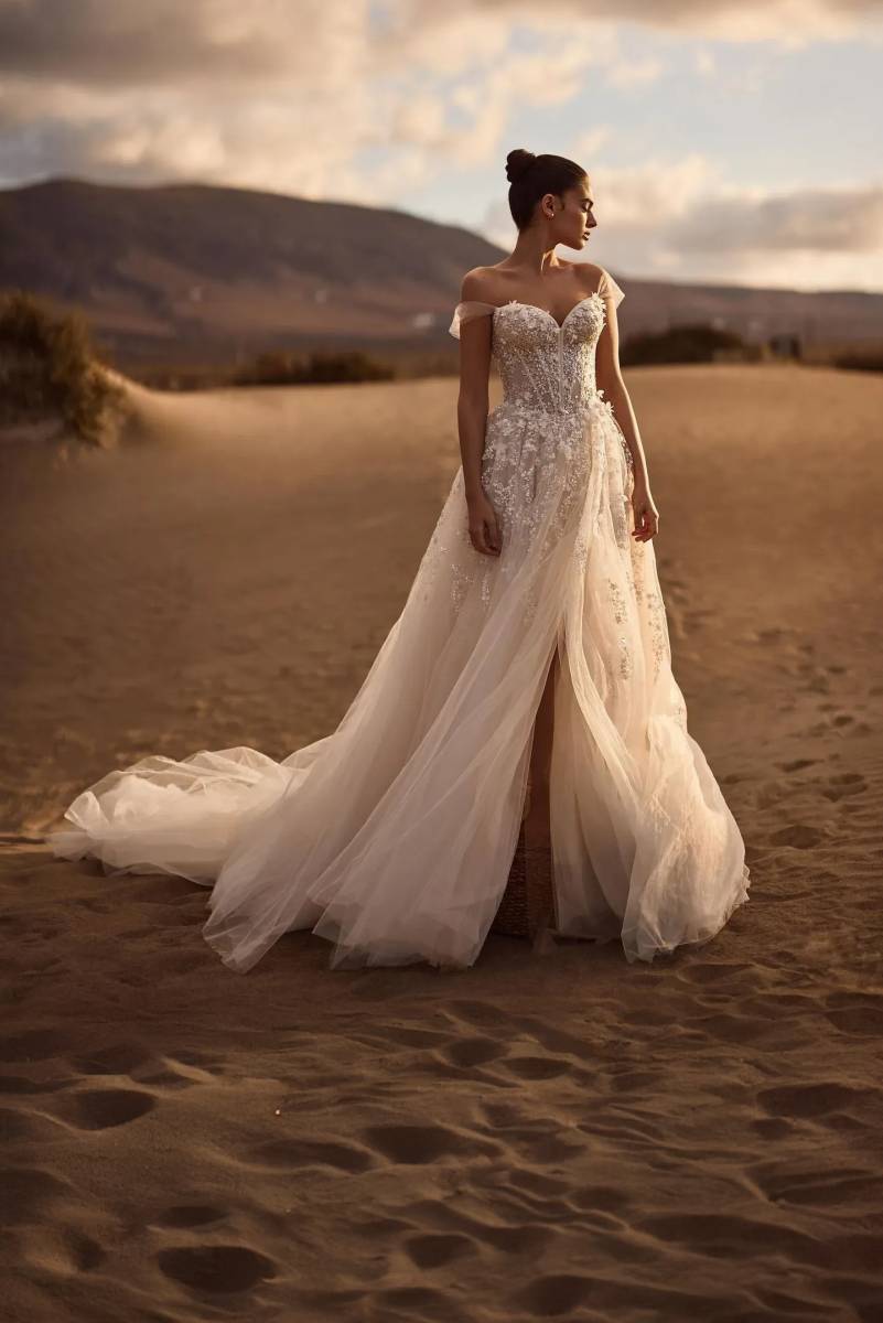 robe de mariée fines bretelles en tulle fleurs 3D solenne milla nova marseille