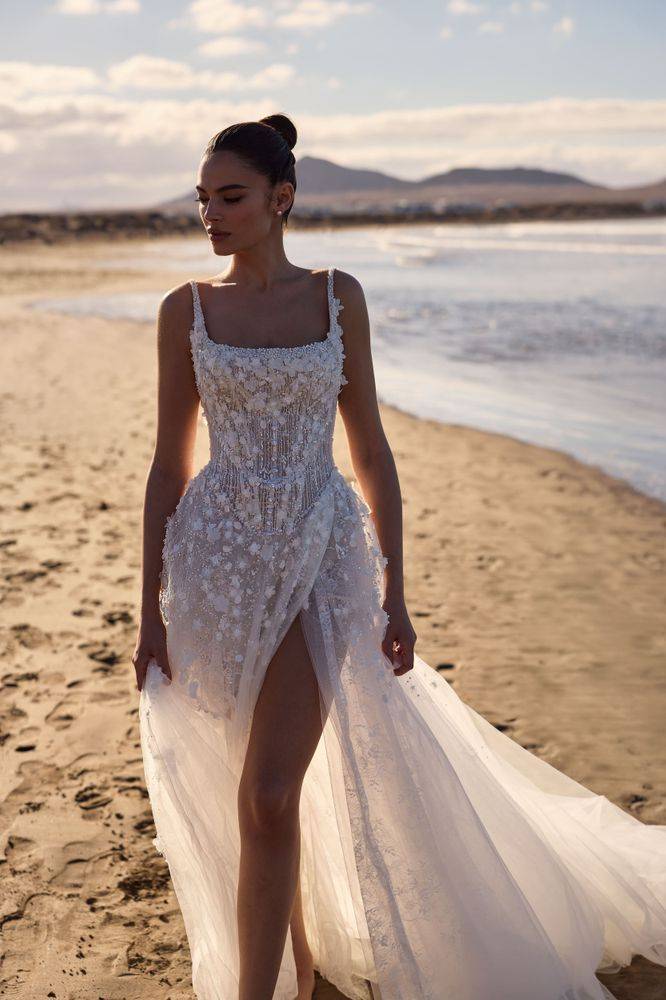 robe de mariée trapèze fente à dentelle florales et paillettes modèle tivelle créateur milla nova marseille