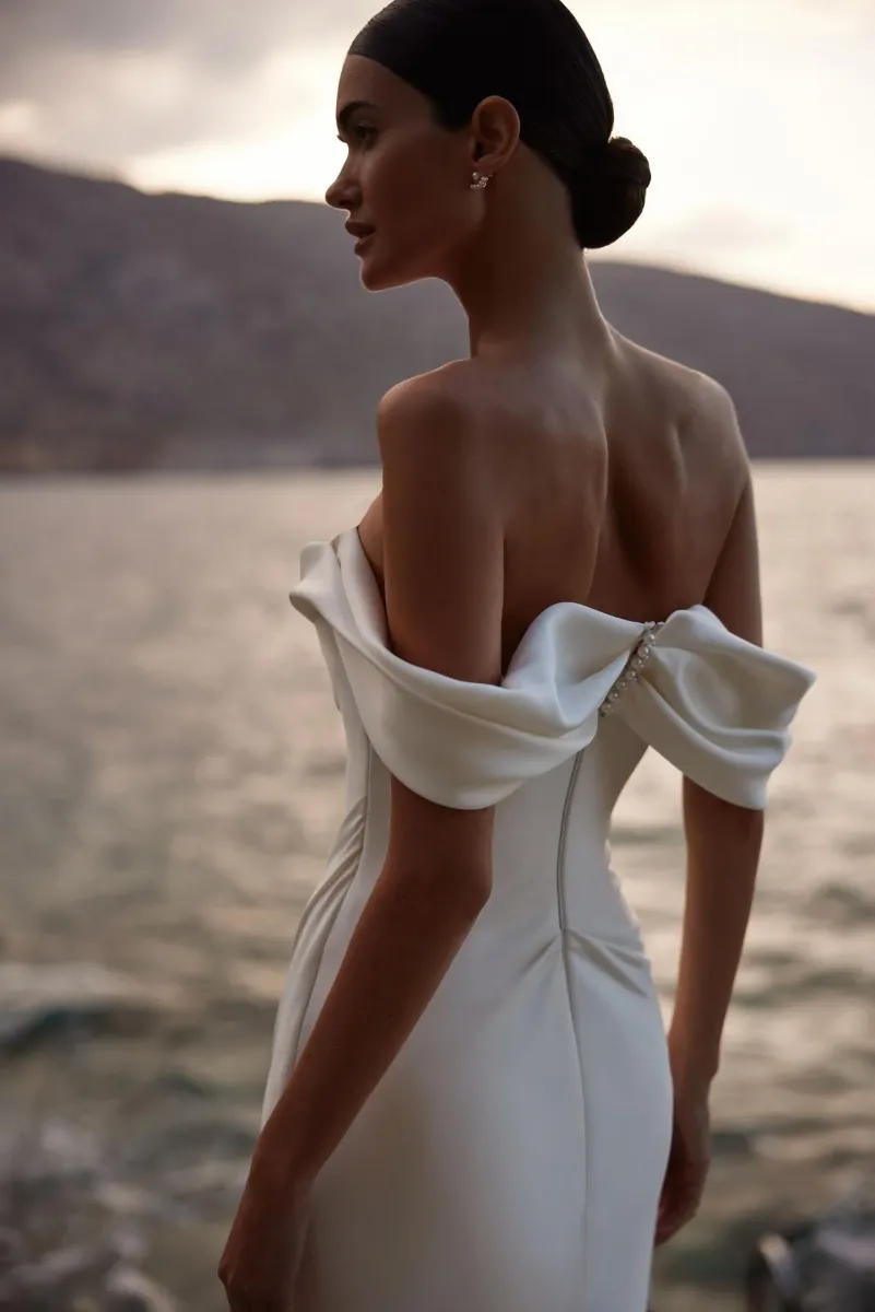 robe de mariée sirène longue traîne en satin amarella milla nova marseille