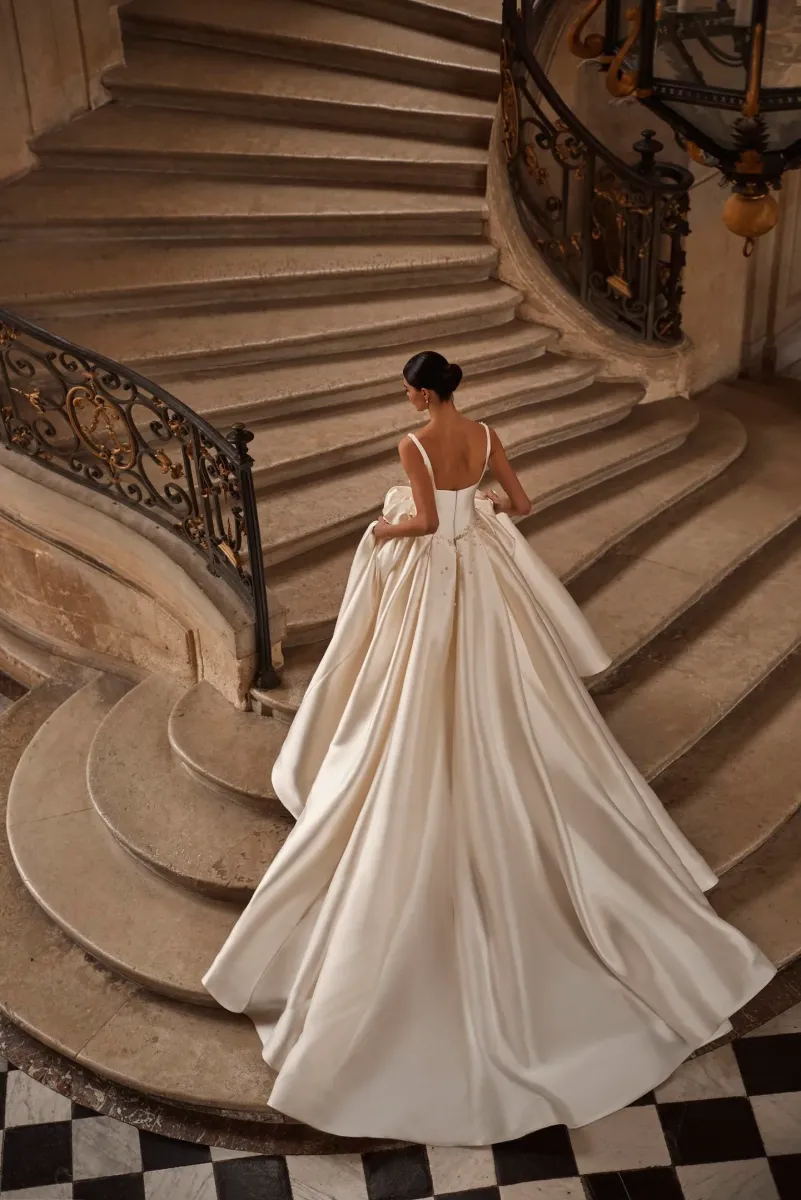 robe de mariée longue traîne mikado modèle alaia milla nova marseille