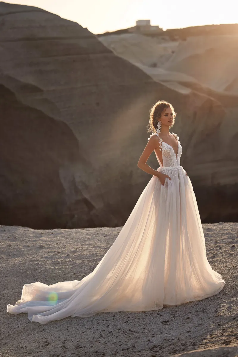 robe de mariée princesse bretelles à fleurs modèle aria créateur milla nova marseille