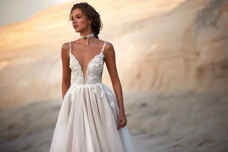 robe de mariée fines bretelles décolleté en V auretta milla nova marseille