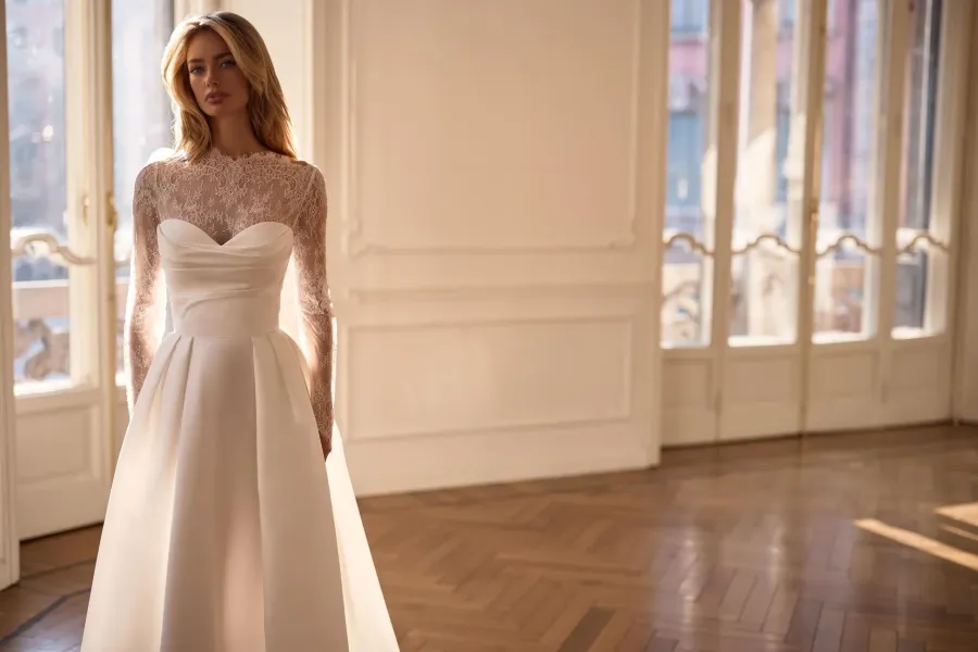 boléro de mariée Diorenna Milla Nova en dentelle chantilly manches longues et col montant chez Soniab à Marseille