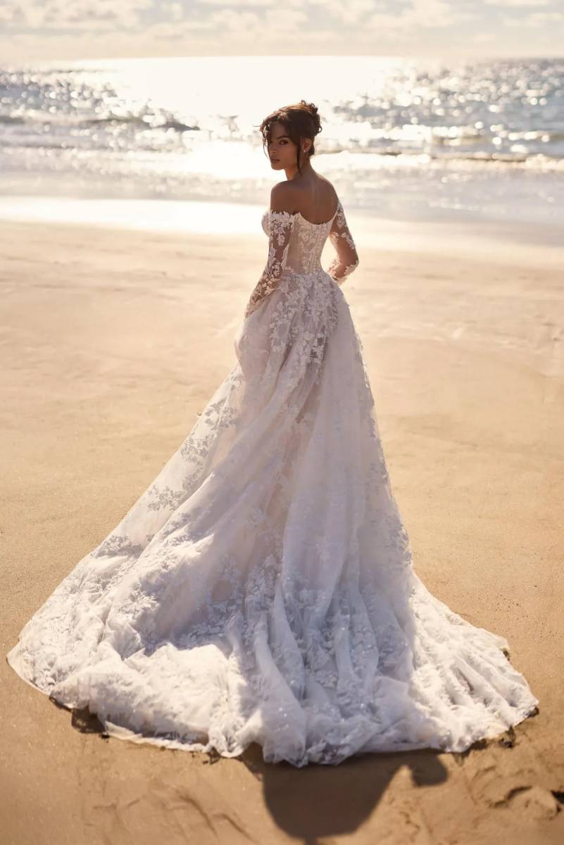 robe de mariée princesse manches longues épaules dénudées charm milla nova marseille