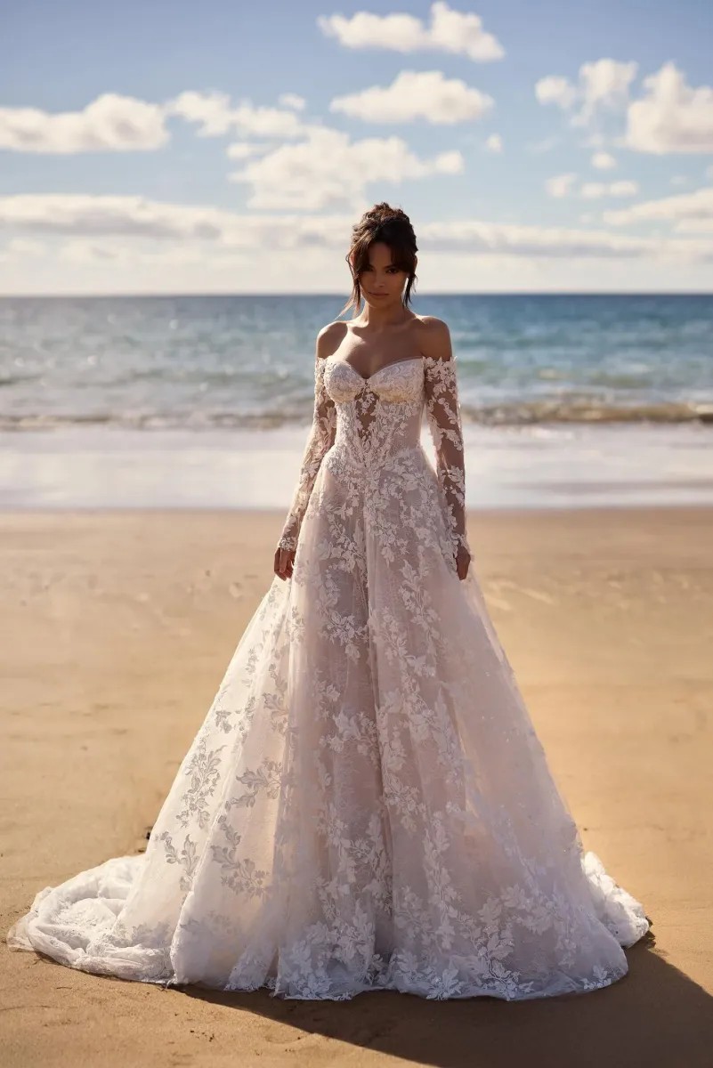 robe de mariée princesse dentelle manches longues transparentes charm mila nova