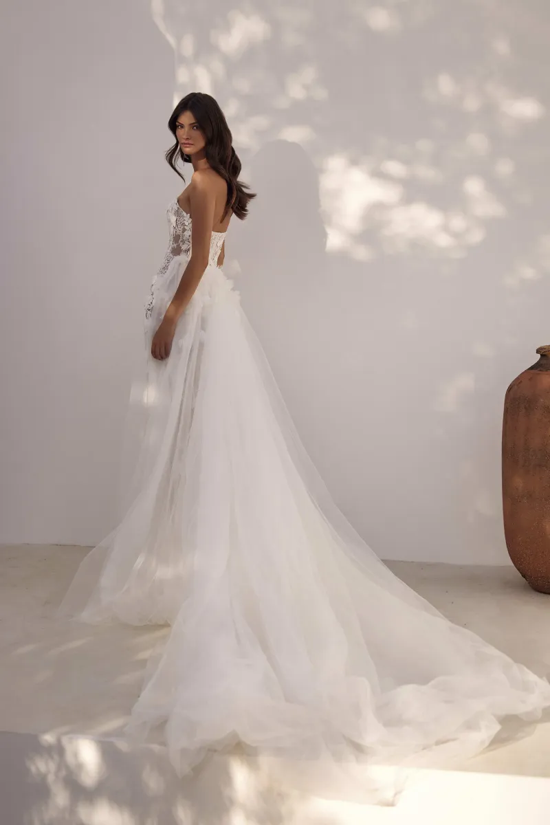 traîne romantique pour robe de mariée est confectionnée en tulle fluide et vaporeux dulcinea milla nova marseille