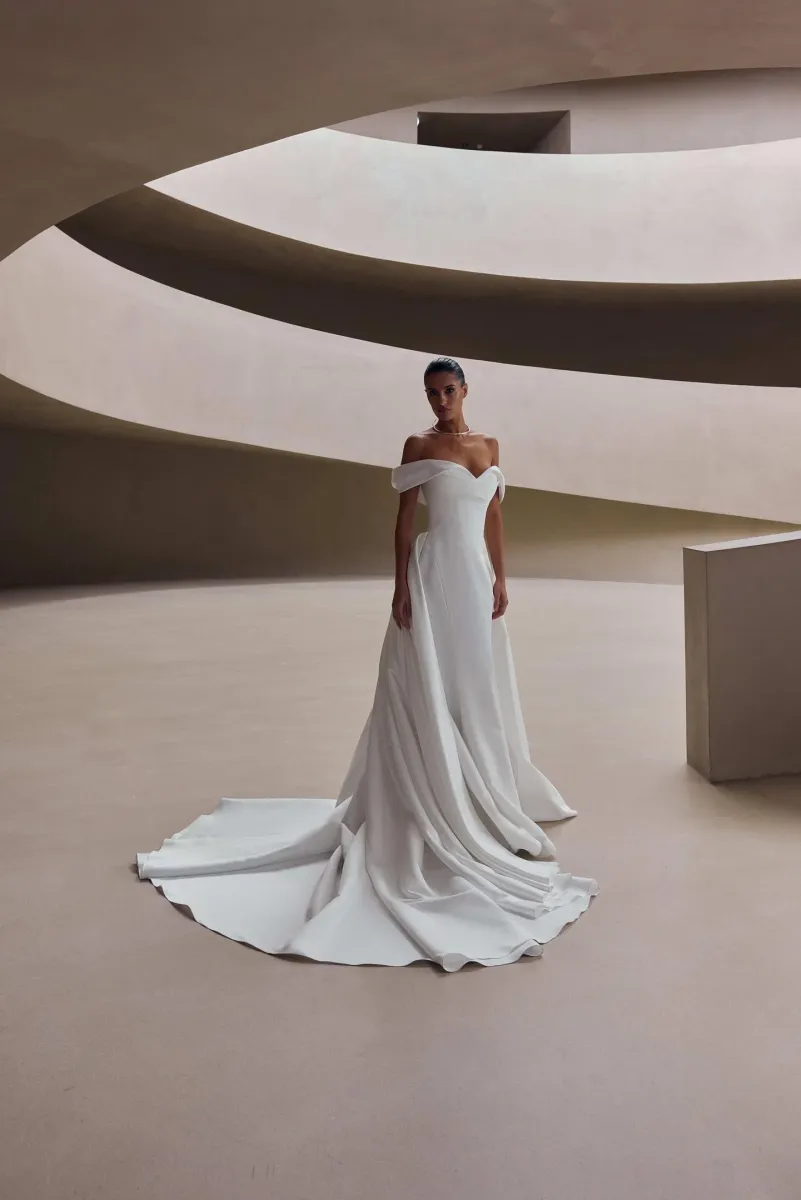 Robe sirène en satin épaules dénudées elarine milla nova marseille